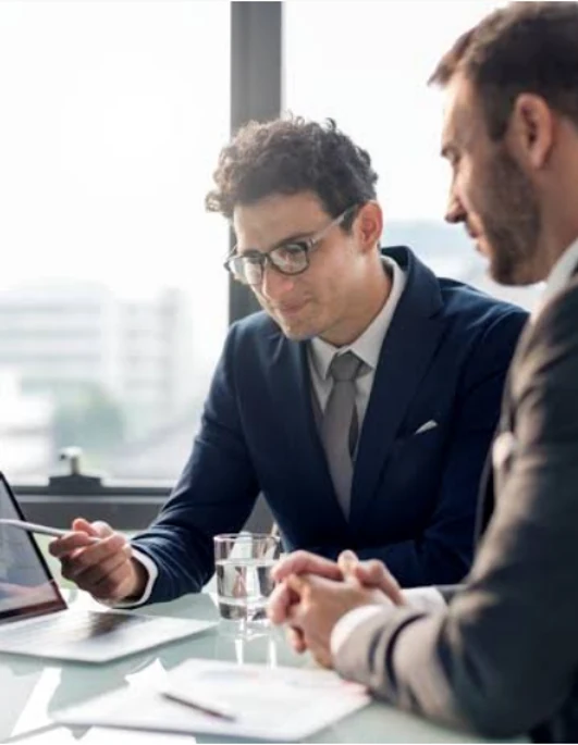 Reunión de consultoría con una tableta